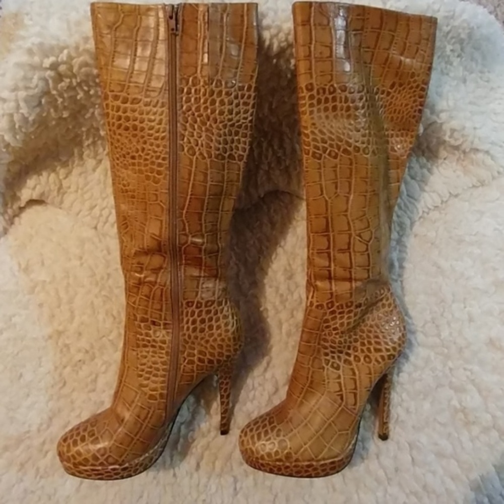 Charles David Alligator Print Platform Boots sz 7